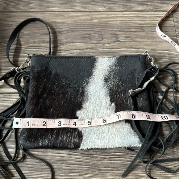 Genuine fur cowhide and leather fringe crossbody bag black and white - Picture 5 of 8